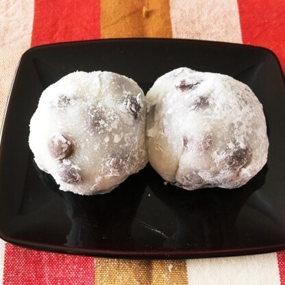 お正月の残ったお餅と黒豆が大好きな豆大福に変身するなんて感激です！小豆は自分で煮て甘さ控えめに(^^)